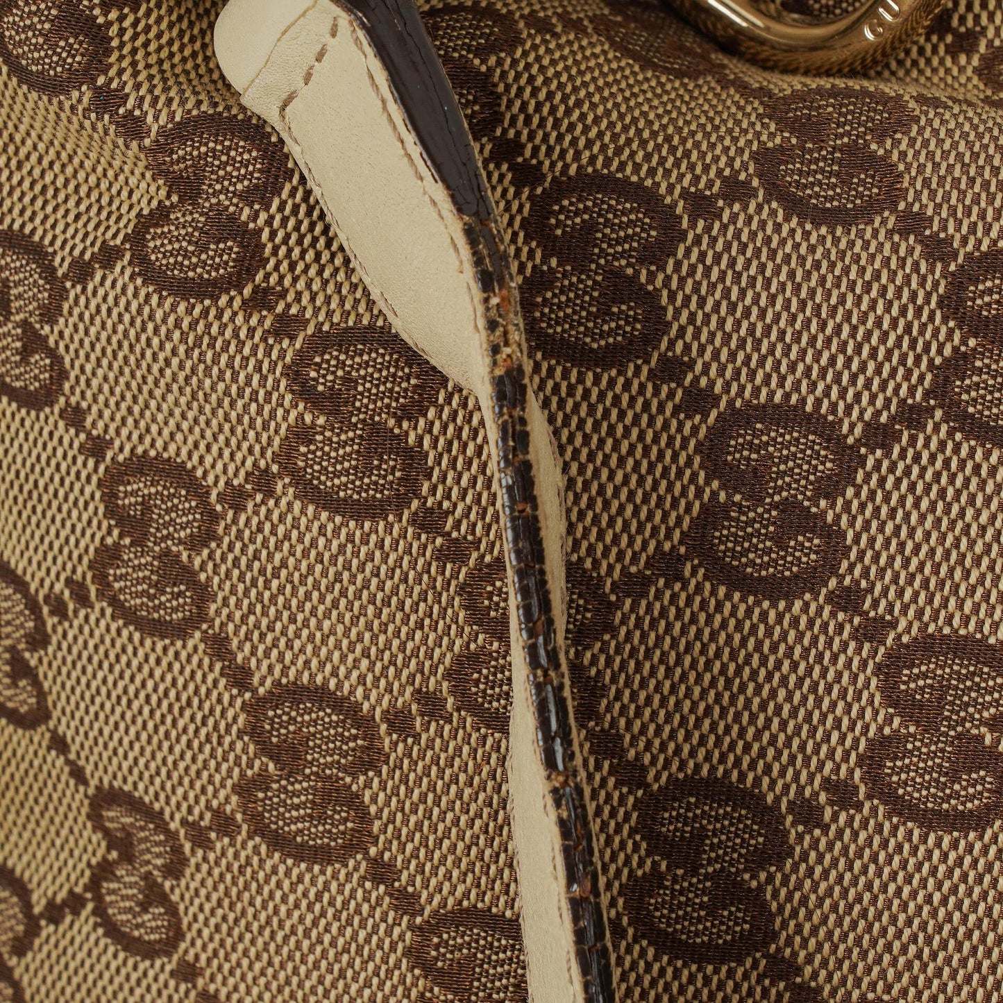 Gucci New Britt mittelgroße Halbmond-Hobo-Tasche mit Monogramm