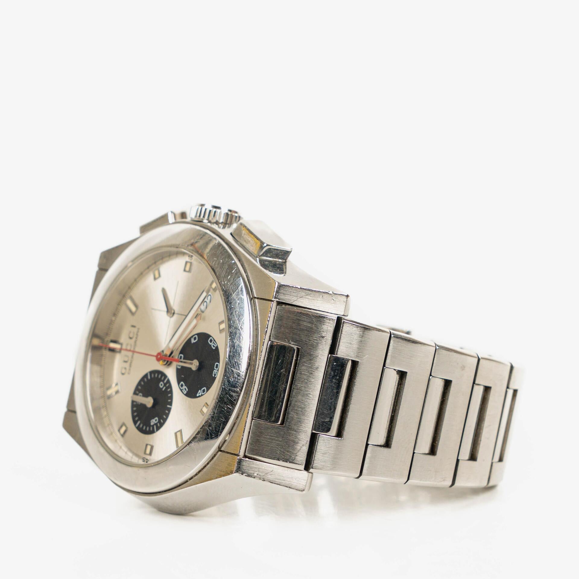 Gucci Pantheon Chronograph aus Edelstahl