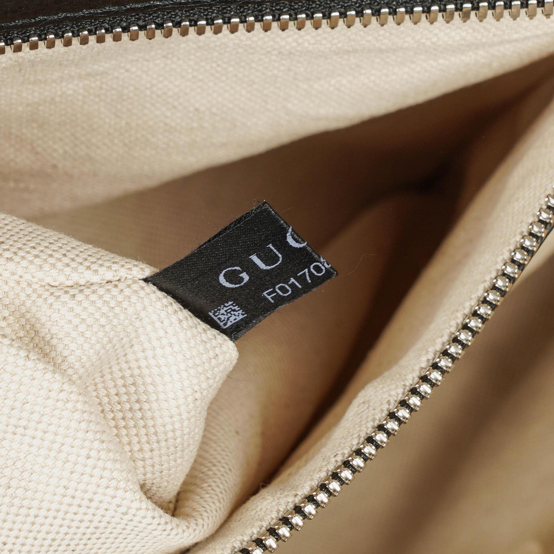 Gucci Messenger Tasche aus schwarzem genarbtem Leder