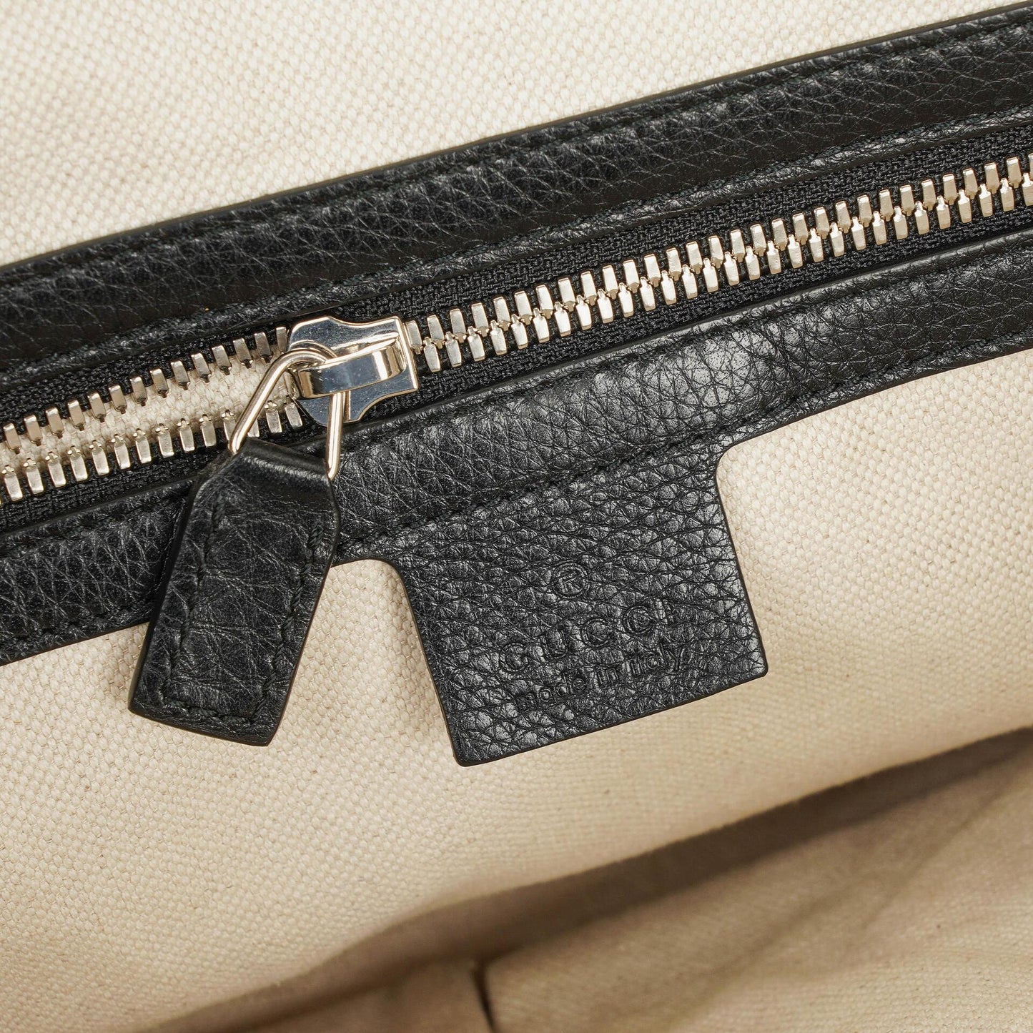 Gucci Messenger Tasche aus schwarzem genarbtem Leder