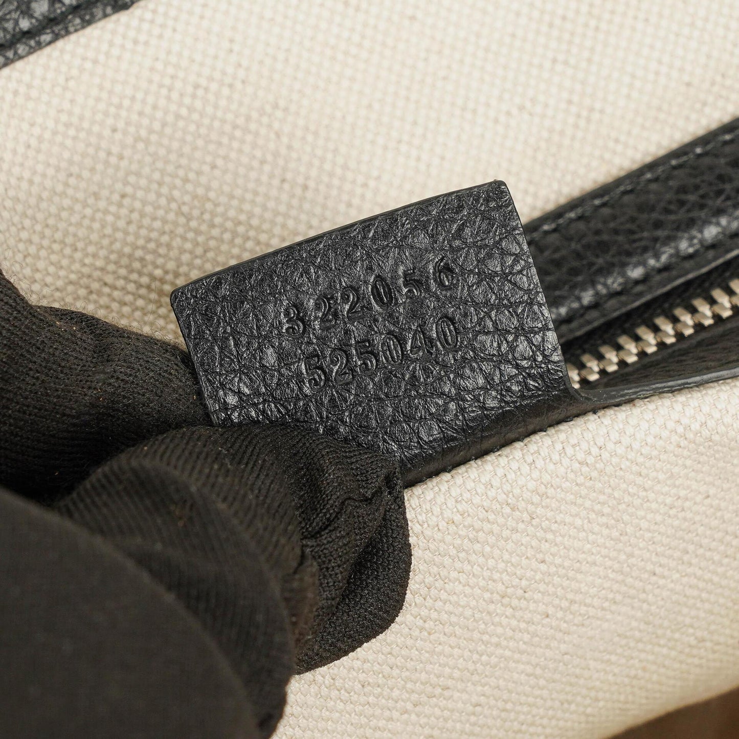 Gucci Messenger Tasche aus schwarzem genarbtem Leder