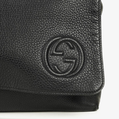 Gucci Messenger Tasche aus schwarzem genarbtem Leder