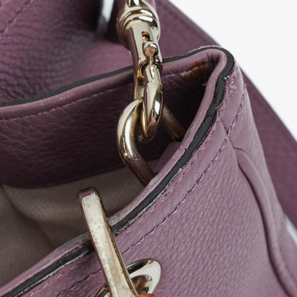 Gucci Mini Bamboo Tote aus lilafarbenem genarbtem Kalbsleder