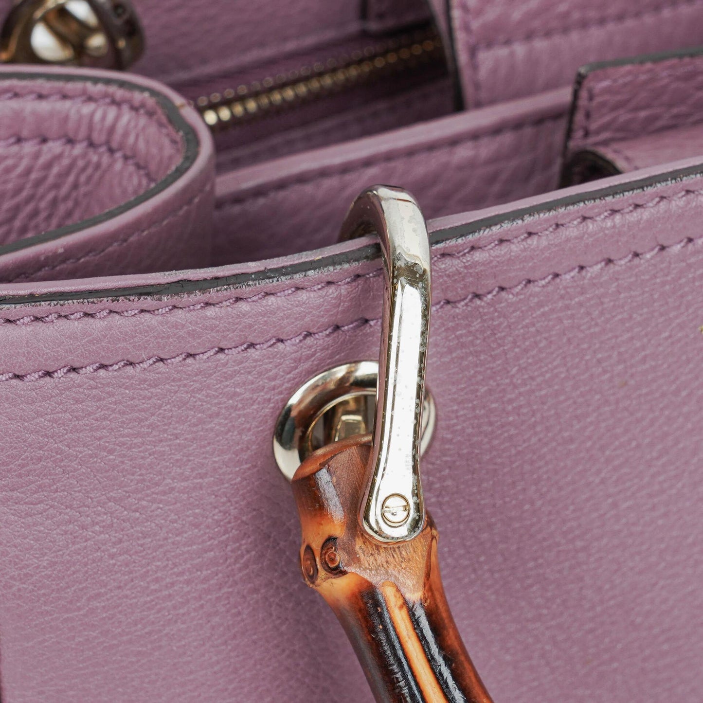 Gucci Mini Bamboo Tote aus lilafarbenem genarbtem Kalbsleder