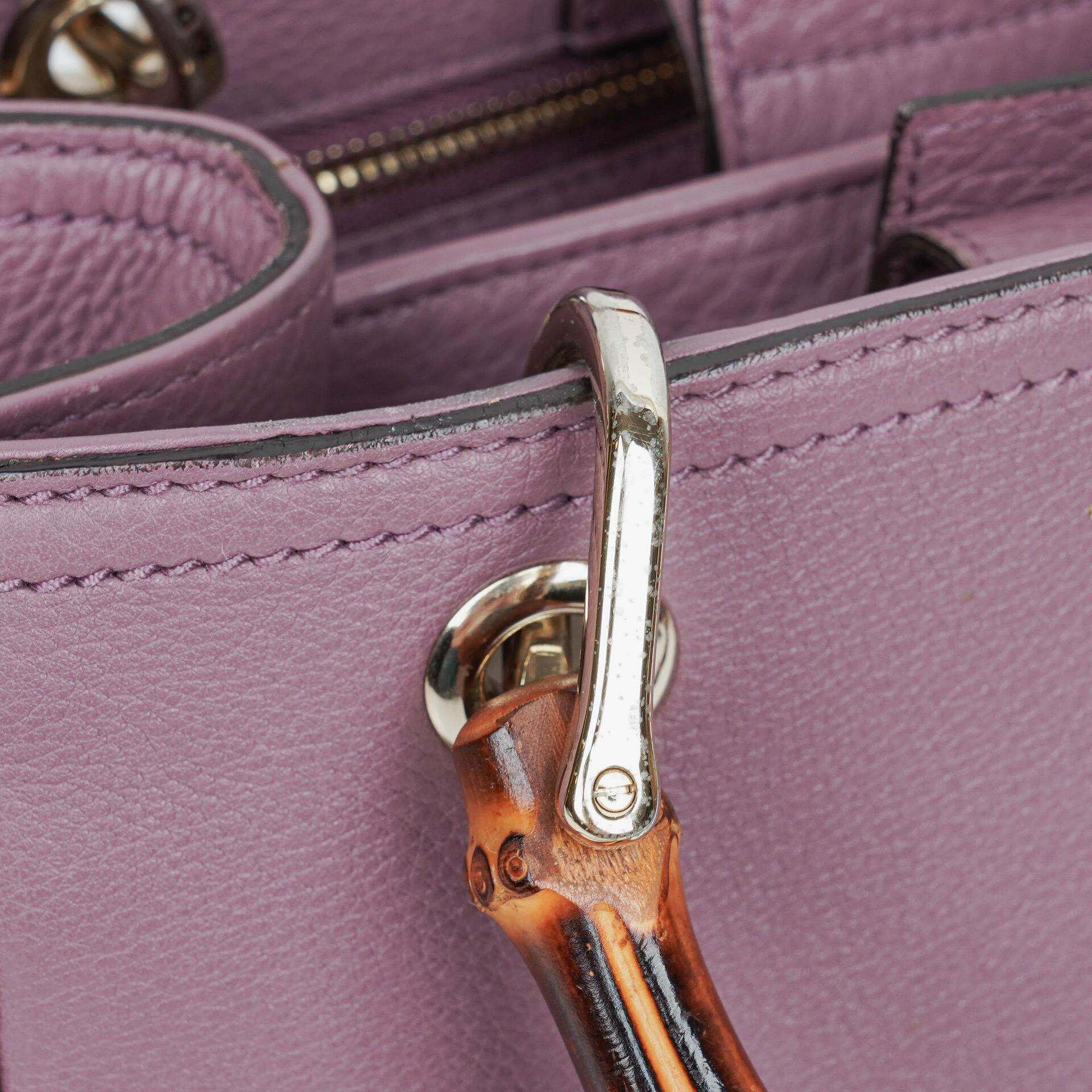 Gucci Mini Bamboo Tote aus lilafarbenem genarbtem Kalbsleder