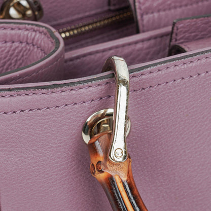 Gucci Mini Bamboo Tote aus lilafarbenem genarbtem Kalbsleder