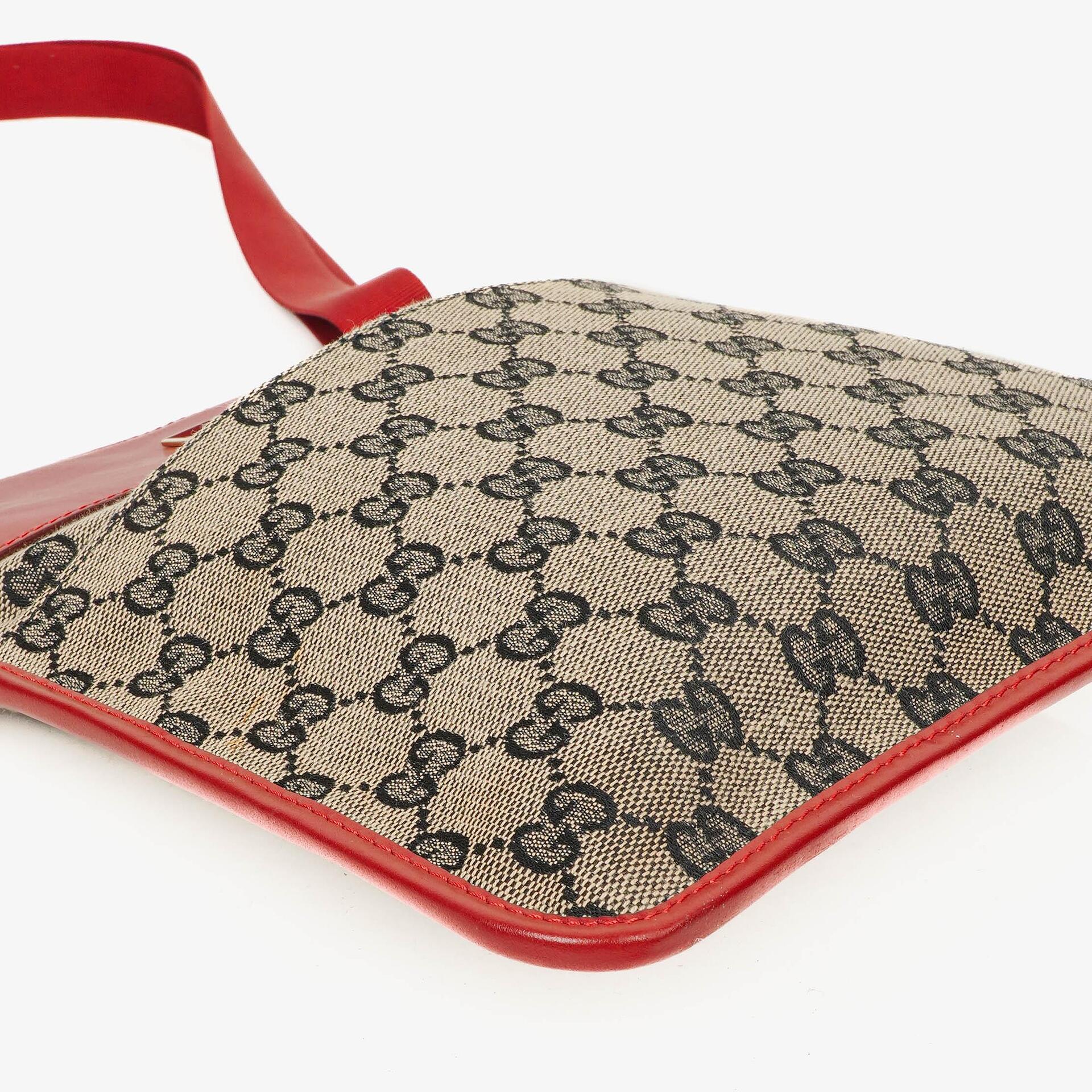 Gucci Schultertasche aus rotem GG Canvas