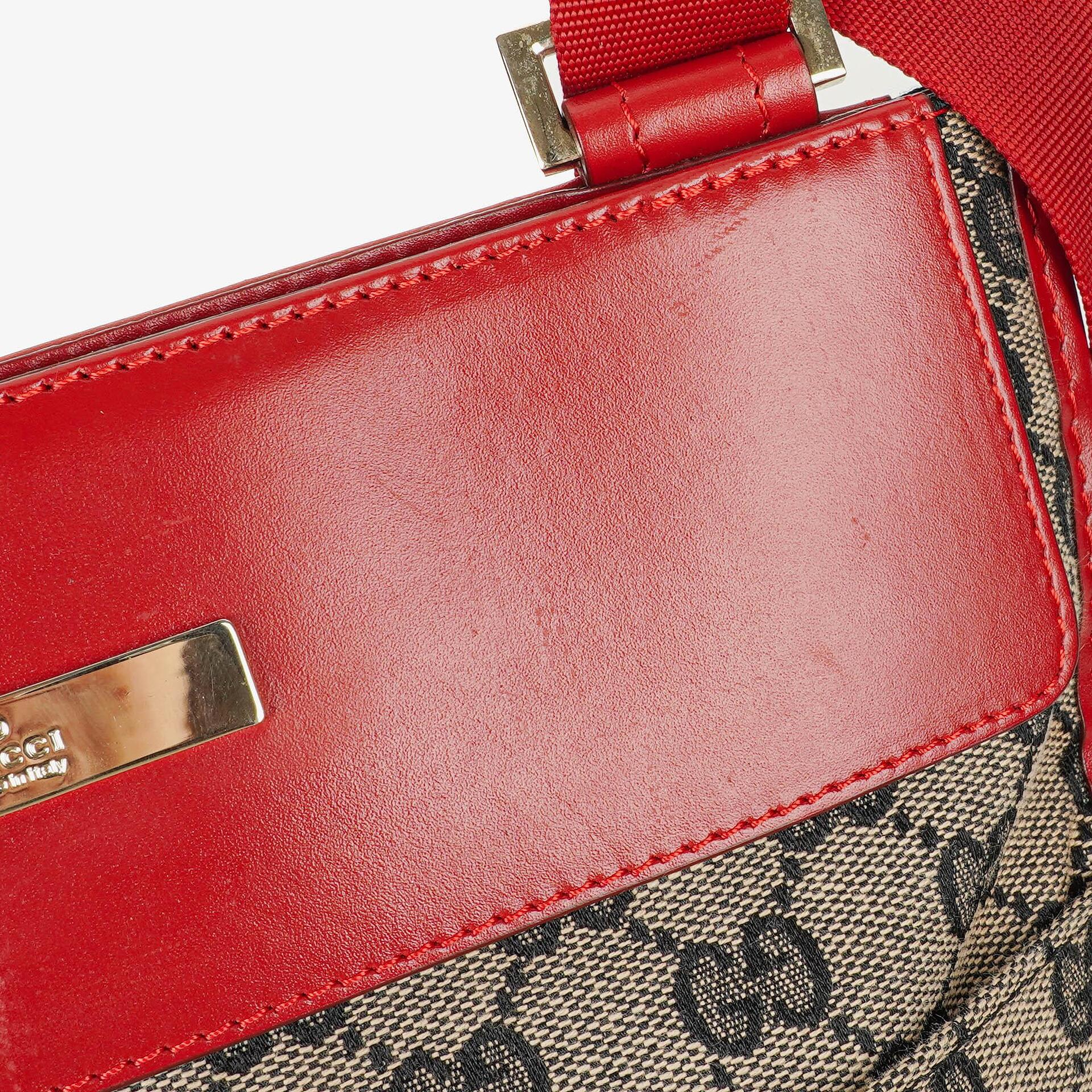Gucci Schultertasche aus rotem GG Canvas
