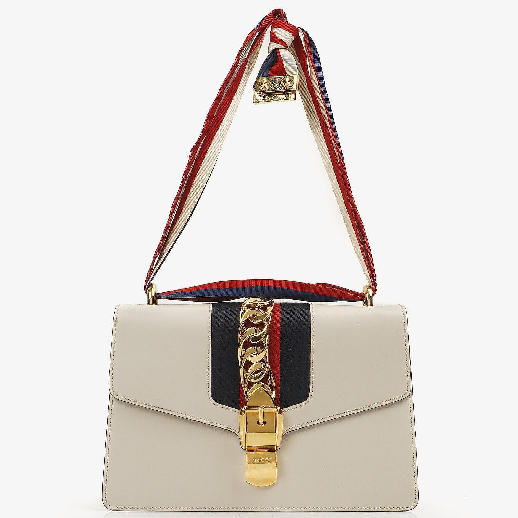 Gucci Kleine Sylvie Schultertasche mit Web-Streifen-Klappe aus elfenbeinfarbenem Kalbsleder