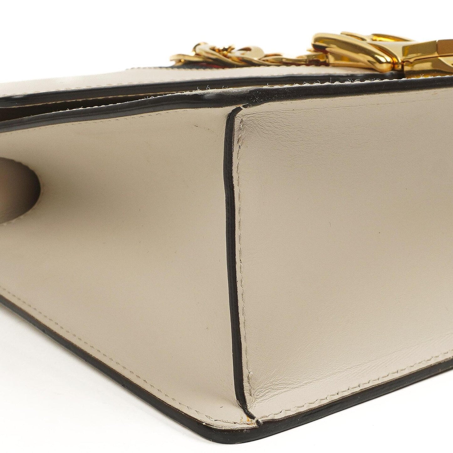 Gucci Kleine Sylvie Schultertasche mit Web-Streifen-Klappe aus elfenbeinfarbenem Kalbsleder