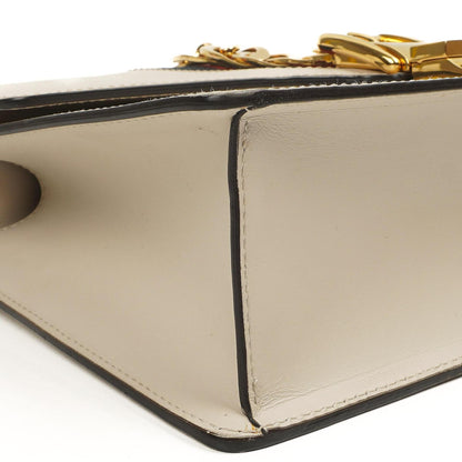 Gucci Kleine Sylvie Schultertasche mit Web-Streifen-Klappe aus elfenbeinfarbenem Kalbsleder