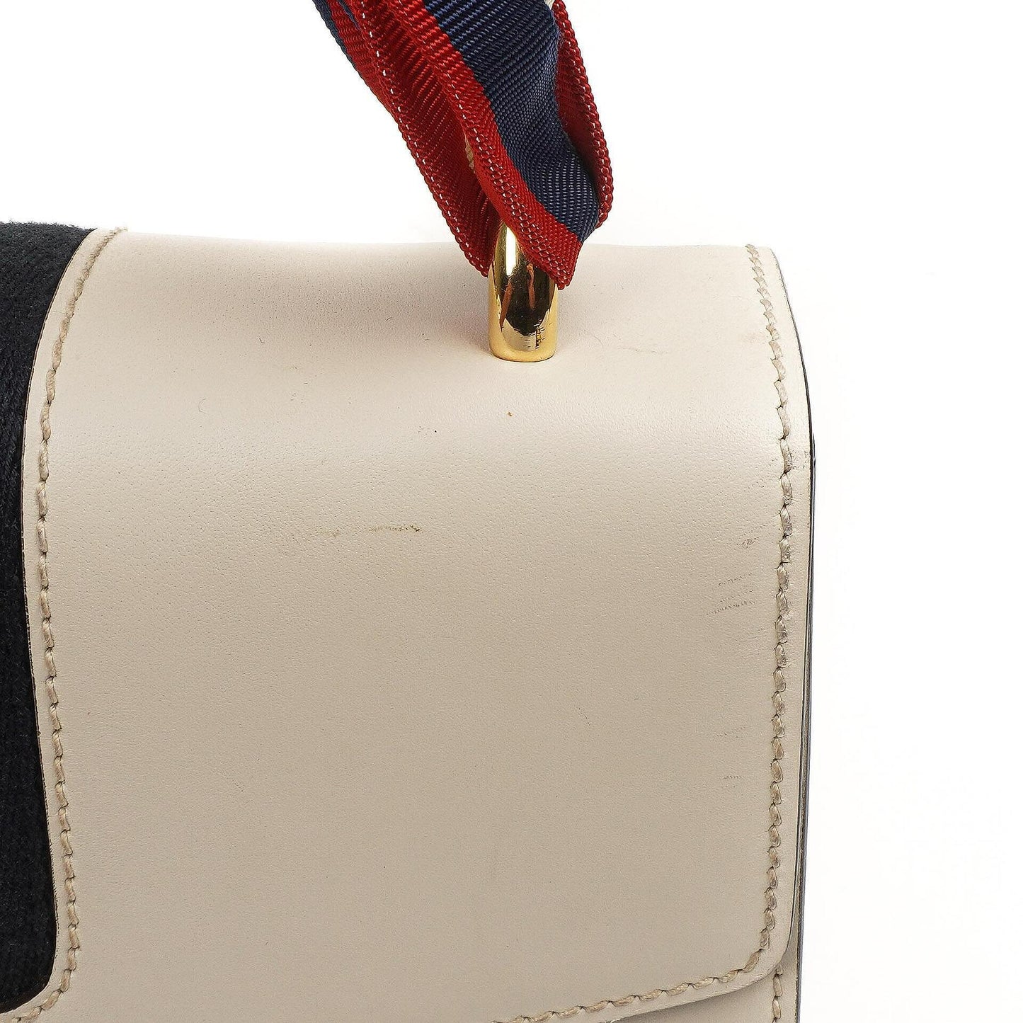 Gucci Kleine Sylvie Schultertasche mit Web-Streifen-Klappe aus elfenbeinfarbenem Kalbsleder