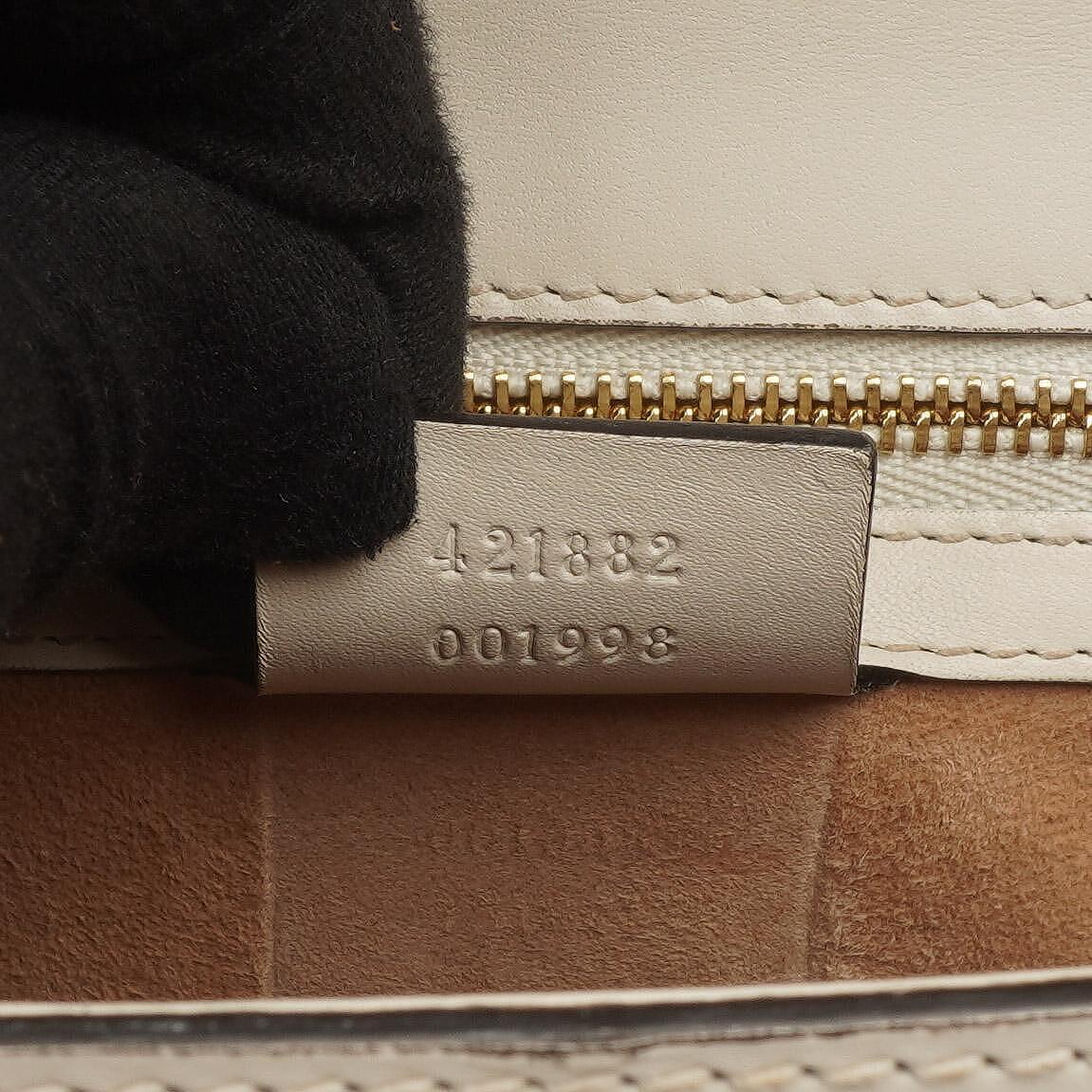 Gucci Kleine Sylvie Schultertasche mit Web-Streifen-Klappe aus elfenbeinfarbenem Kalbsleder
