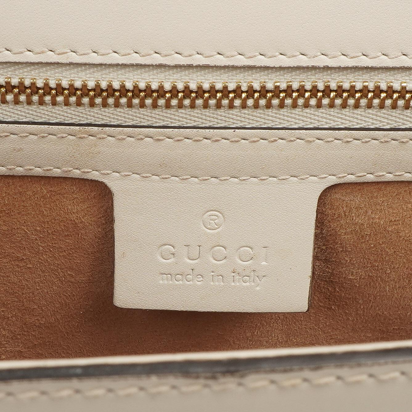 Gucci Kleine Sylvie Schultertasche mit Web-Streifen-Klappe aus elfenbeinfarbenem Kalbsleder