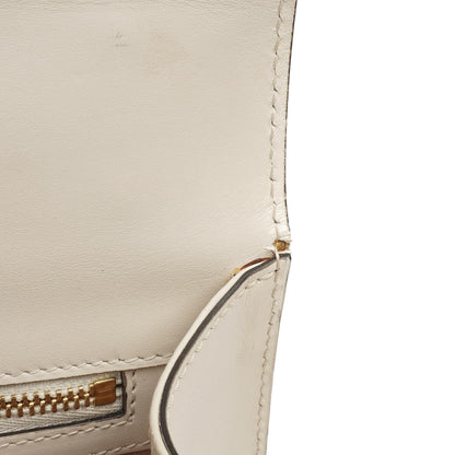 Gucci Kleine Sylvie Schultertasche mit Web-Streifen-Klappe aus elfenbeinfarbenem Kalbsleder