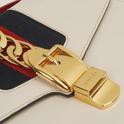 Gucci Kleine Sylvie Schultertasche mit Web-Streifen-Klappe aus elfenbeinfarbenem Kalbsleder