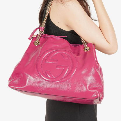 Gucci Soho Kettentasche aus pinkem Lackleder