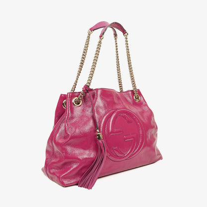 Gucci Soho Kettentasche aus pinkem Lackleder