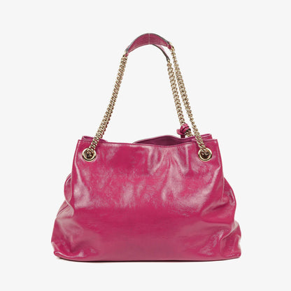 Gucci Soho Kettentasche aus pinkem Lackleder