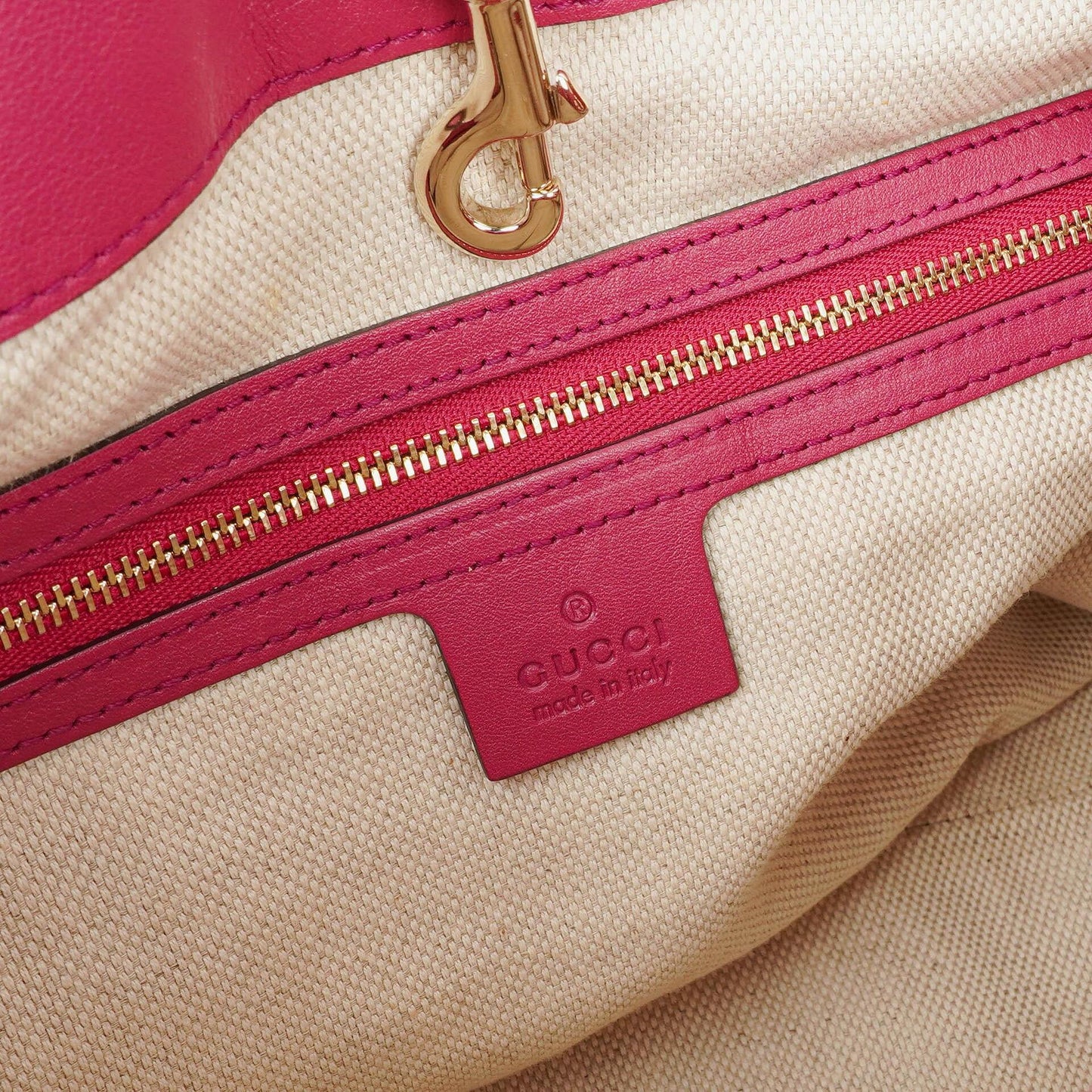 Gucci Soho Kettentasche aus pinkem Lackleder