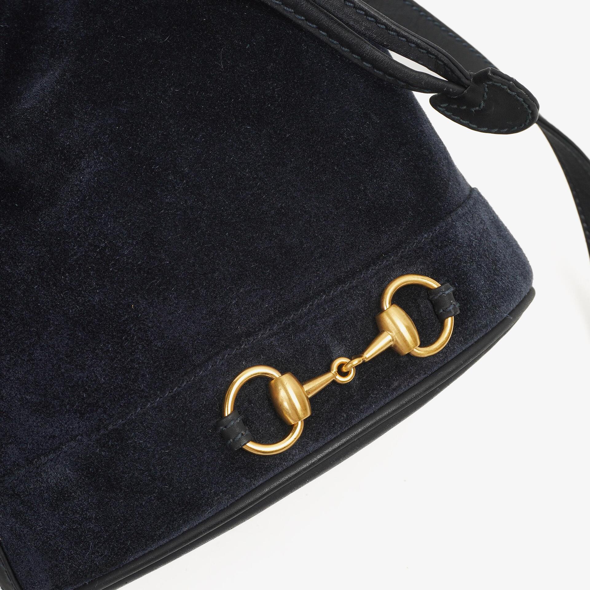 Gucci Vintage Horsebit marineblaues Wildleder und Leder Zugband Eimer Tasche
