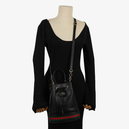 Gucci Web Ophidia Bucket Bag Klein aus schwarzem glasiertem strukturiertem Kalbsleder