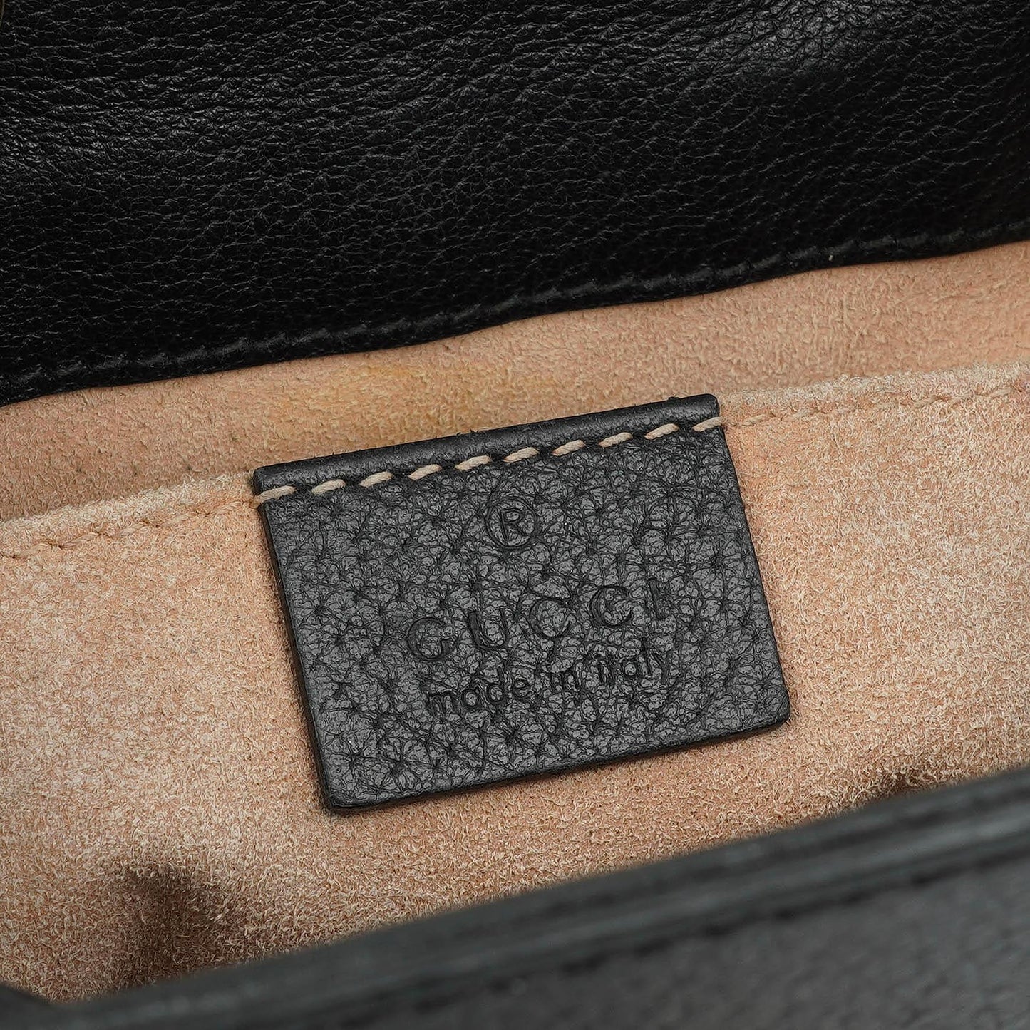 Gucci Web Ophidia Bucket Bag Klein aus schwarzem glasiertem strukturiertem Kalbsleder