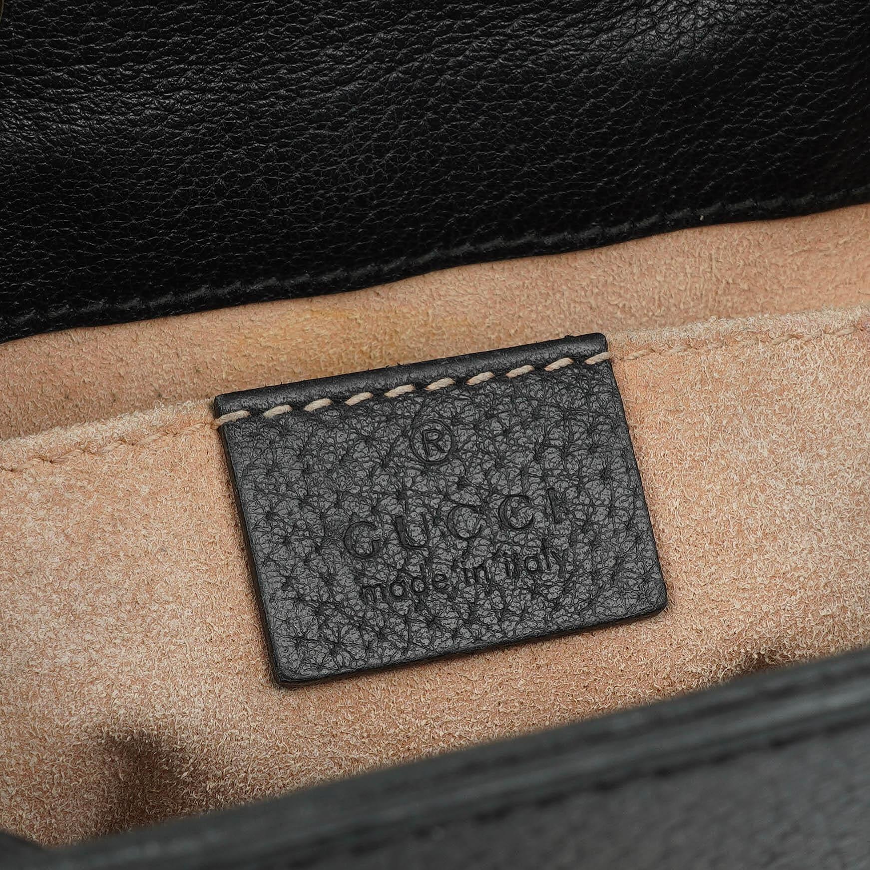 Gucci Web Ophidia Bucket Bag Klein aus schwarzem glasiertem strukturiertem Kalbsleder