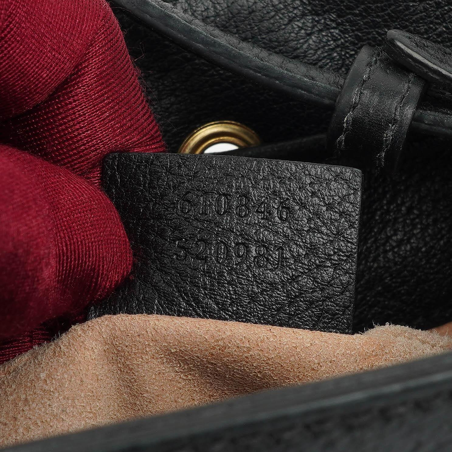 Gucci Web Ophidia Bucket Bag Klein aus schwarzem glasiertem strukturiertem Kalbsleder