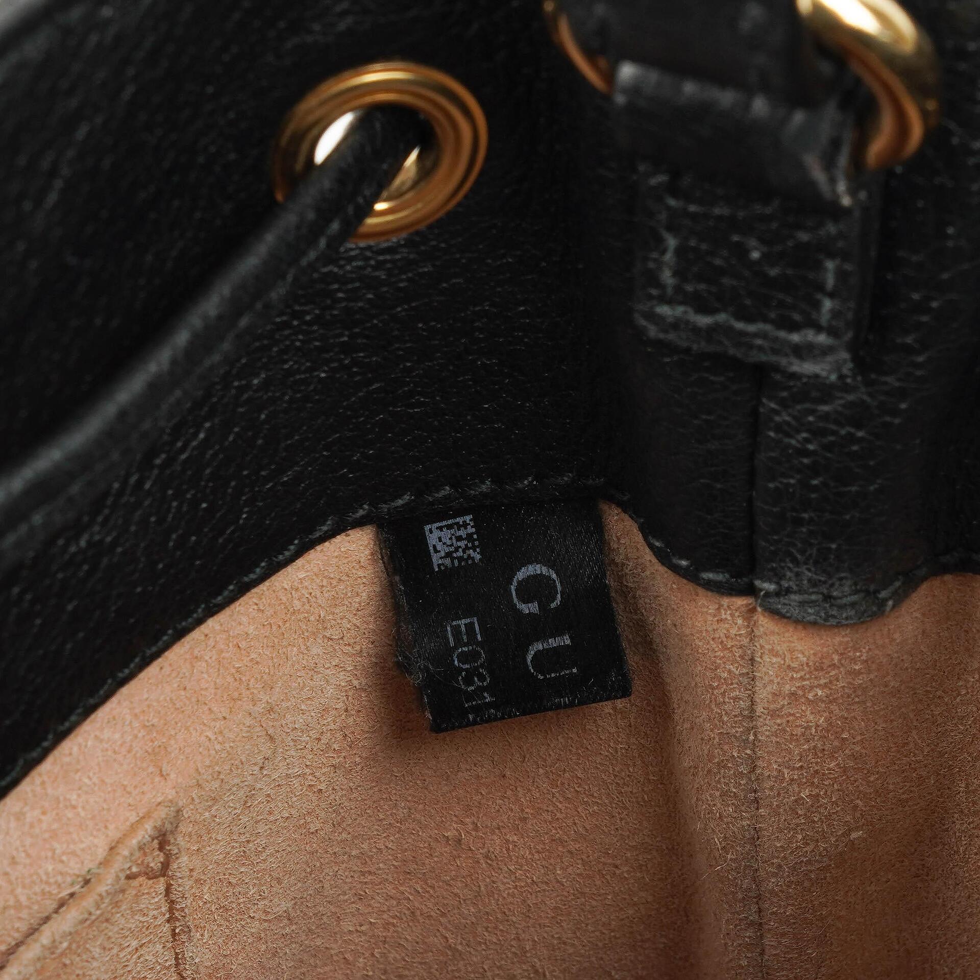 Gucci Web Ophidia Bucket Bag Klein aus schwarzem glasiertem strukturiertem Kalbsleder