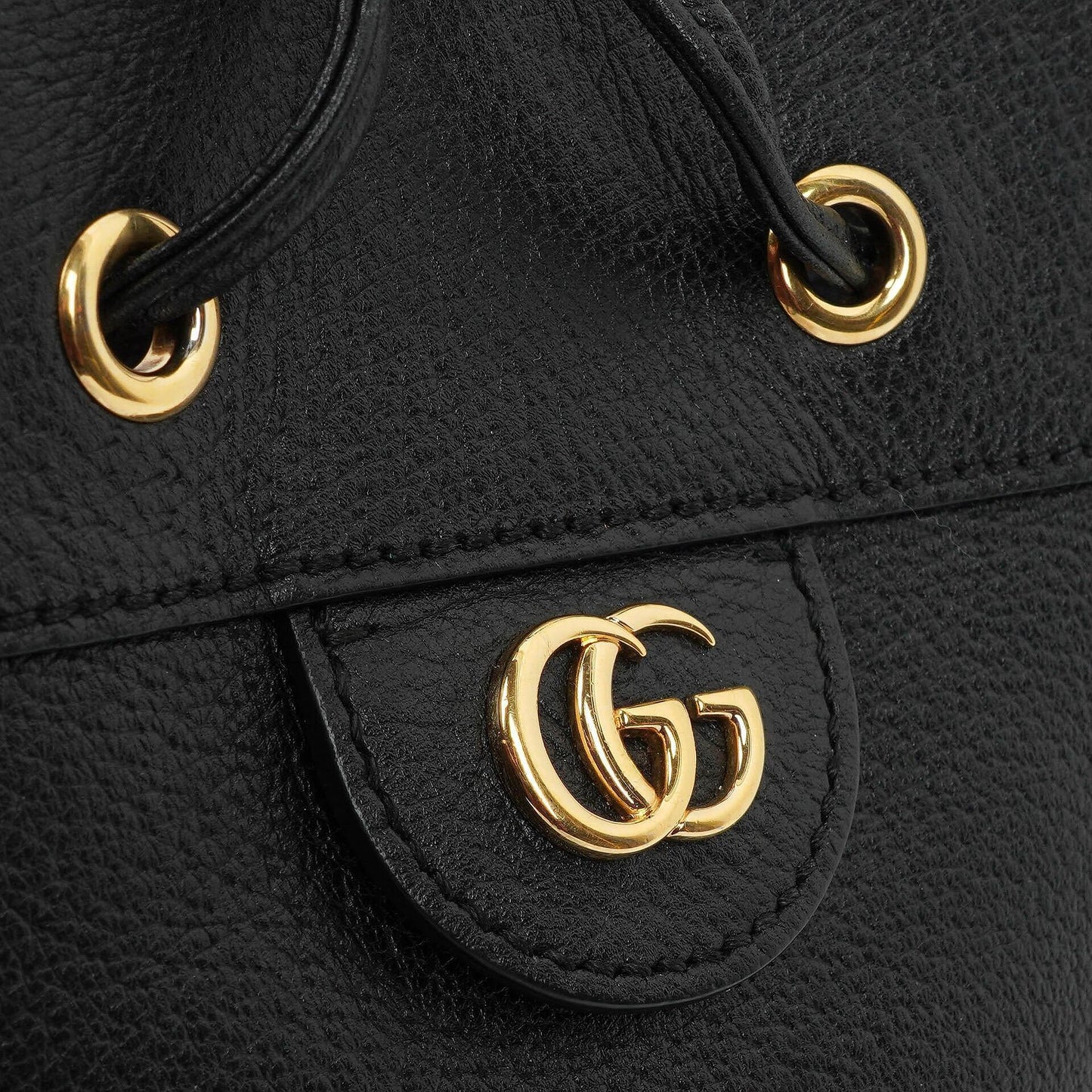 Gucci Web Ophidia Bucket Bag Klein aus schwarzem glasiertem strukturiertem Kalbsleder