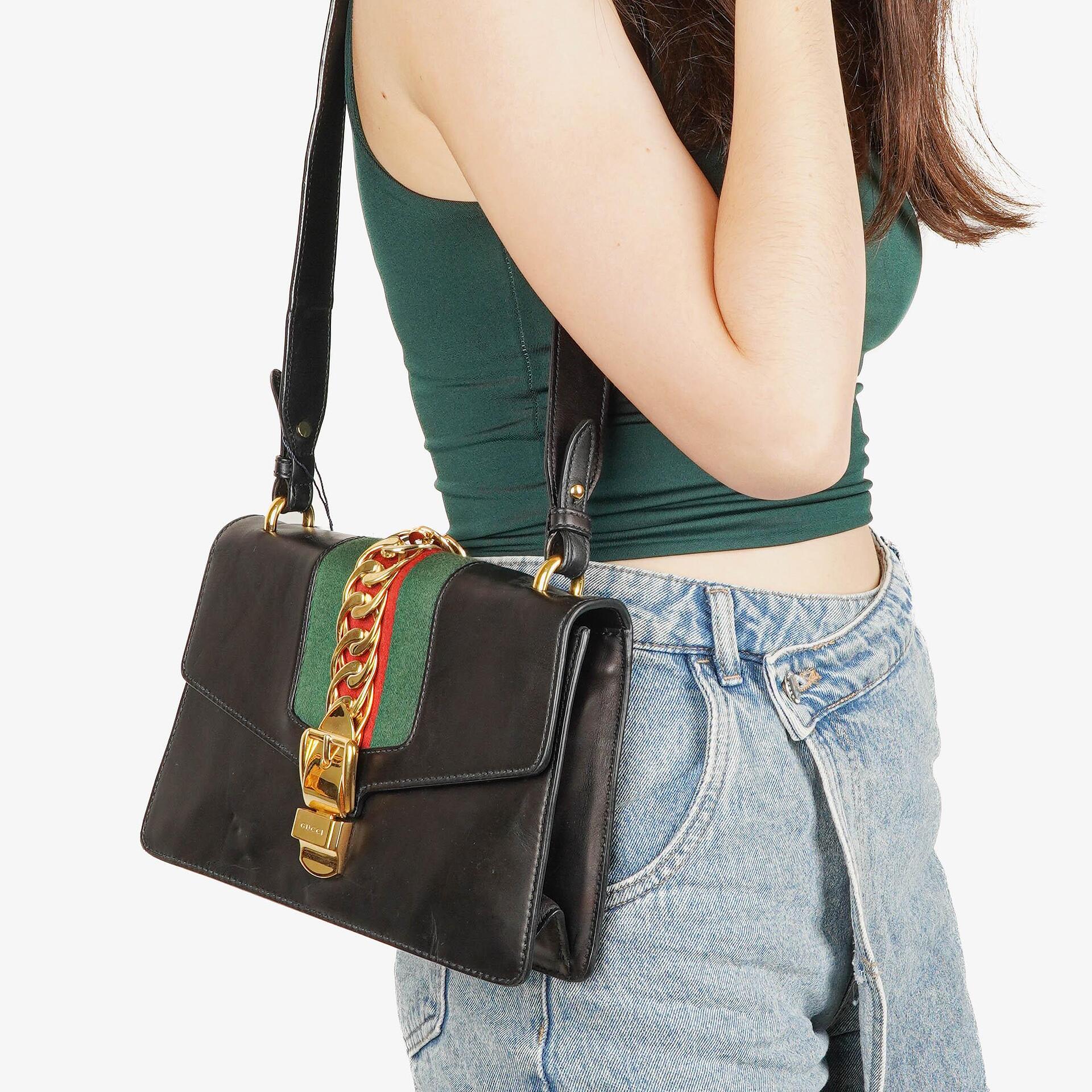Gucci Web Sylvie Schultertasche aus schwarzem Leder