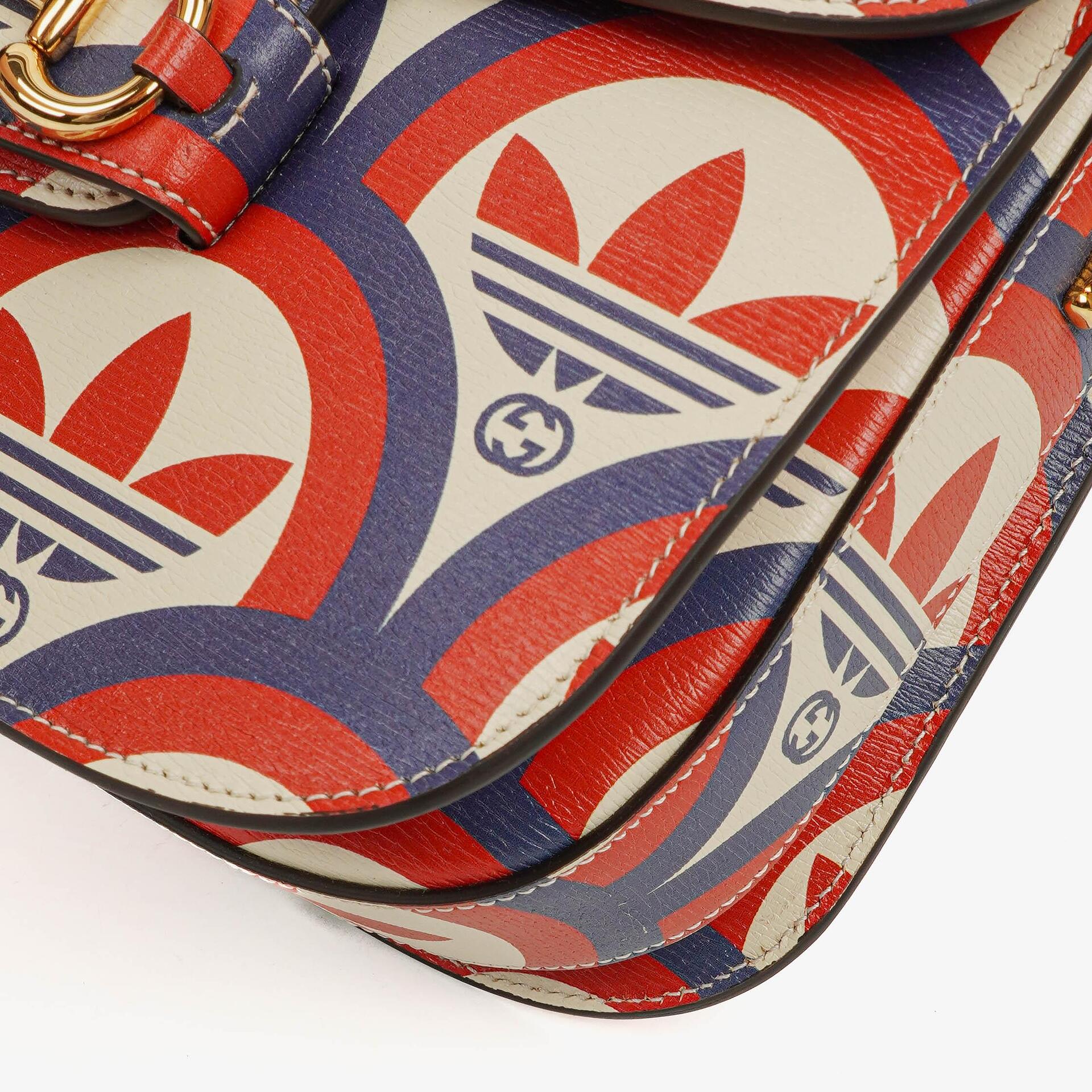 Gucci x adidas Shanghai kleine Horsebit 1955 Schultertasche aus Kalbsleder mit Web, Trefoil und Interlocking G in Rot Weiß Blau