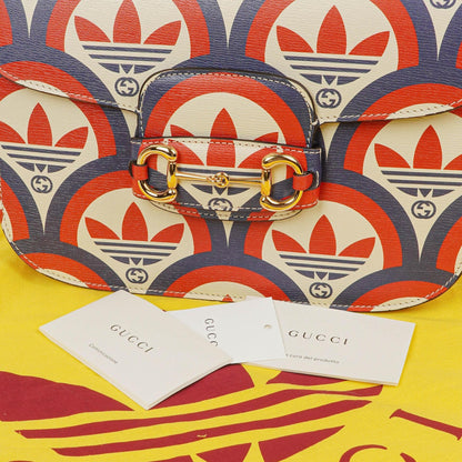 Gucci x adidas Shanghai kleine Horsebit 1955 Schultertasche aus Kalbsleder mit Web, Trefoil und Interlocking G in Rot Weiß Blau