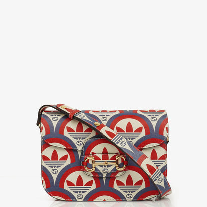 Gucci x adidas Shanghai Small Horsebit 1955 Schultertasche aus Kalbsleder mit Web, Trefoil und Interlocking G in Rot, Weiß und Blau