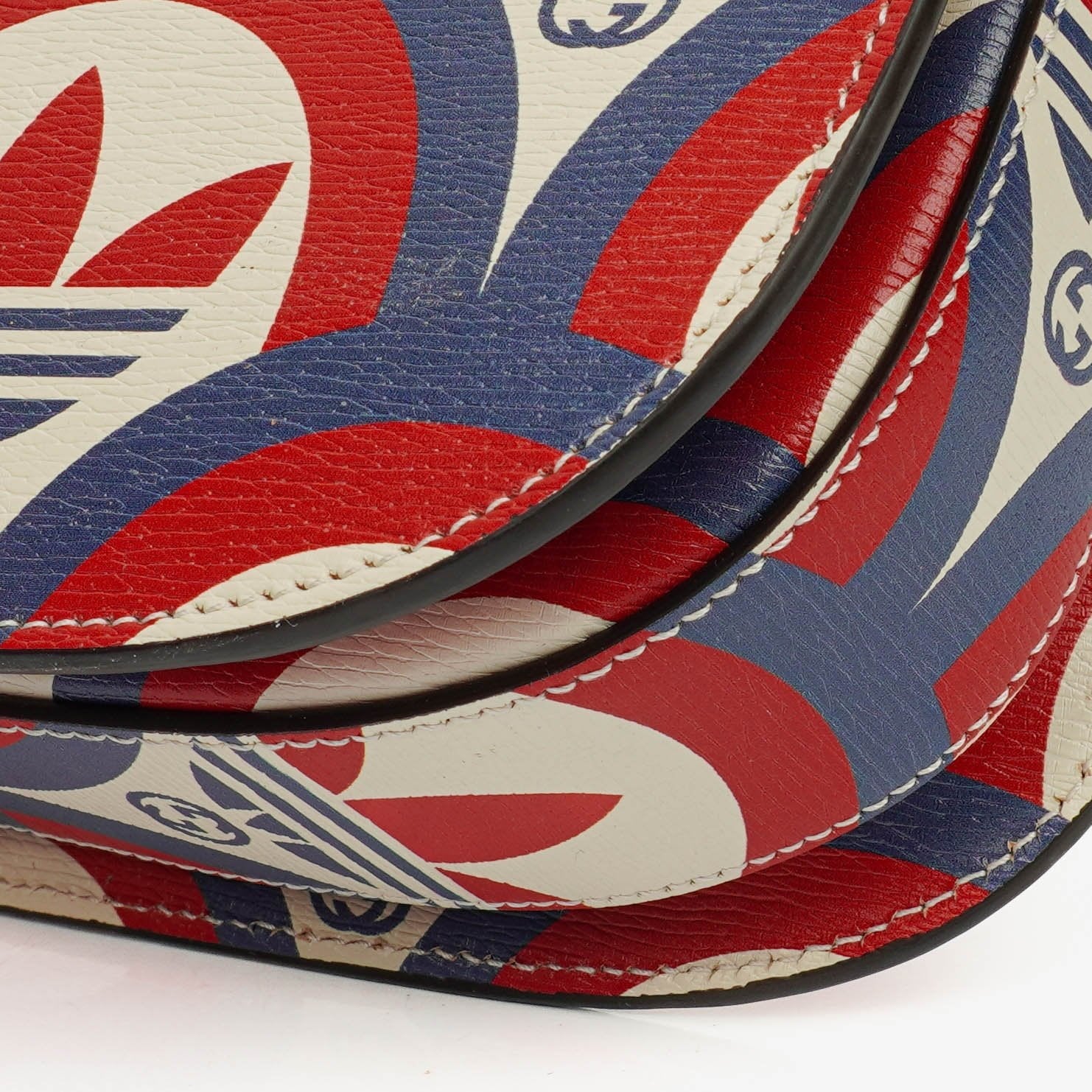 Gucci x adidas Shanghai Small Horsebit 1955 Schultertasche aus Kalbsleder mit Web, Trefoil und Interlocking G in Rot, Weiß und Blau