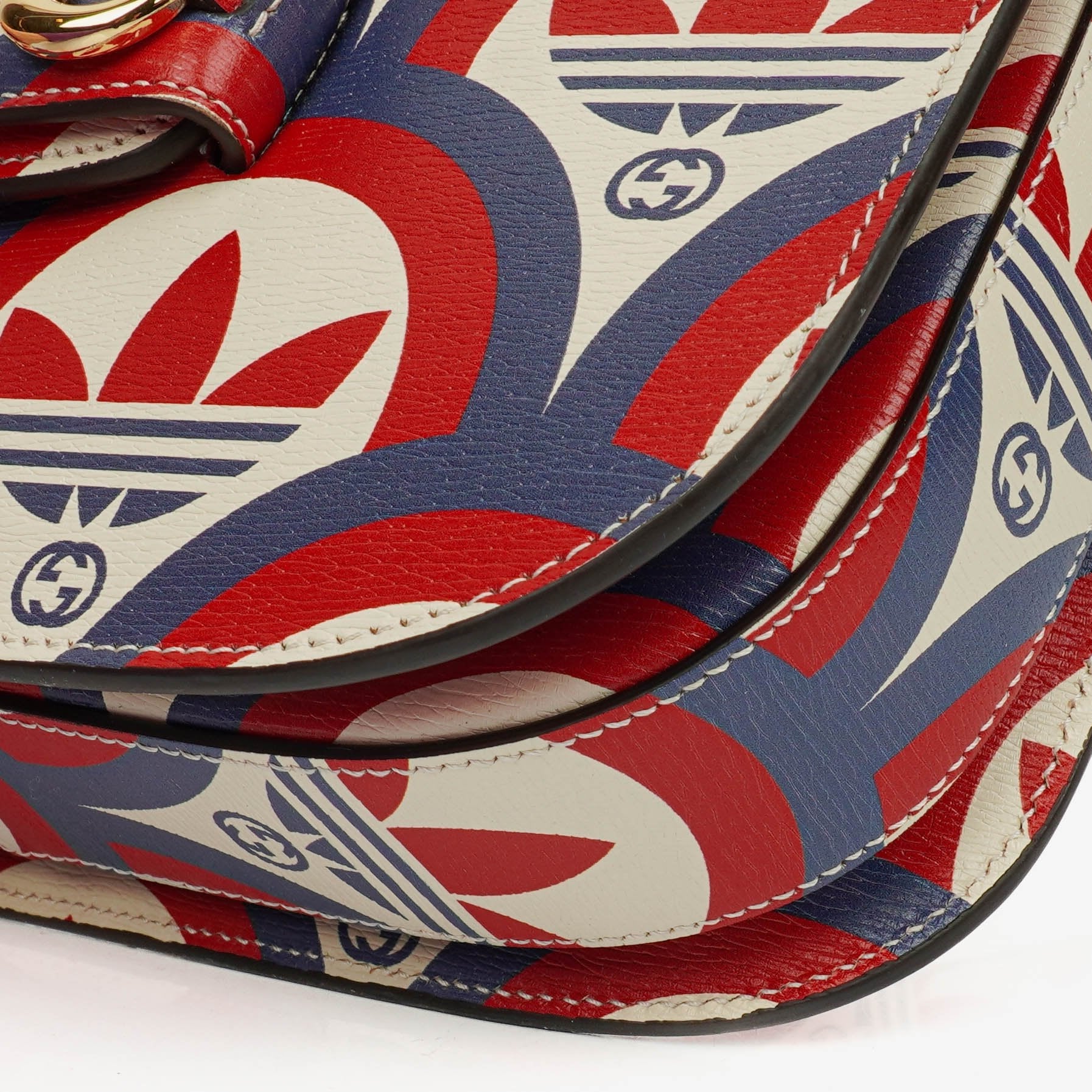 Gucci x adidas Shanghai Small Horsebit 1955 Schultertasche aus Kalbsleder mit Web, Trefoil und Interlocking G in Rot, Weiß und Blau