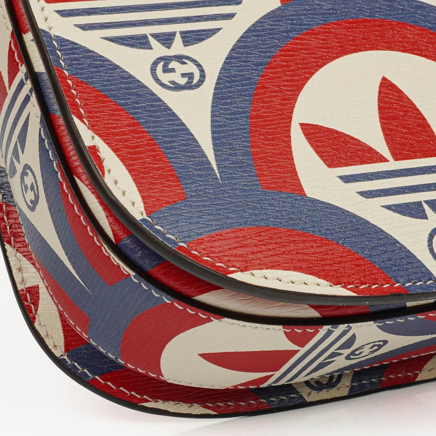 Gucci x adidas Shanghai Small Horsebit 1955 Schultertasche aus Kalbsleder mit Web, Trefoil und Interlocking G in Rot, Weiß und Blau