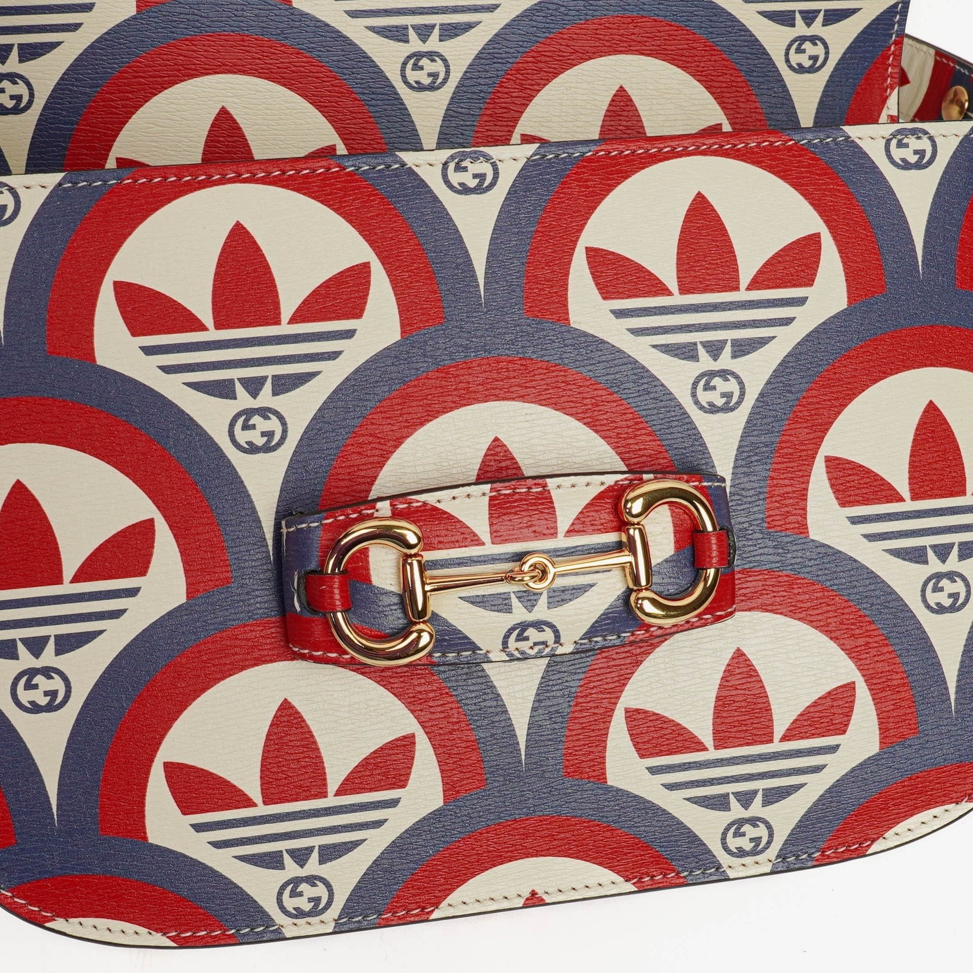 Gucci x adidas Shanghai Small Horsebit 1955 Schultertasche aus Kalbsleder mit Web, Trefoil und Interlocking G in Rot, Weiß und Blau