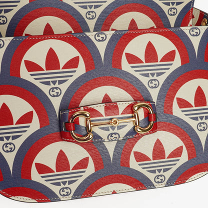 Gucci x adidas Shanghai Small Horsebit 1955 Schultertasche aus Kalbsleder mit Web, Trefoil und Interlocking G in Rot, Weiß und Blau