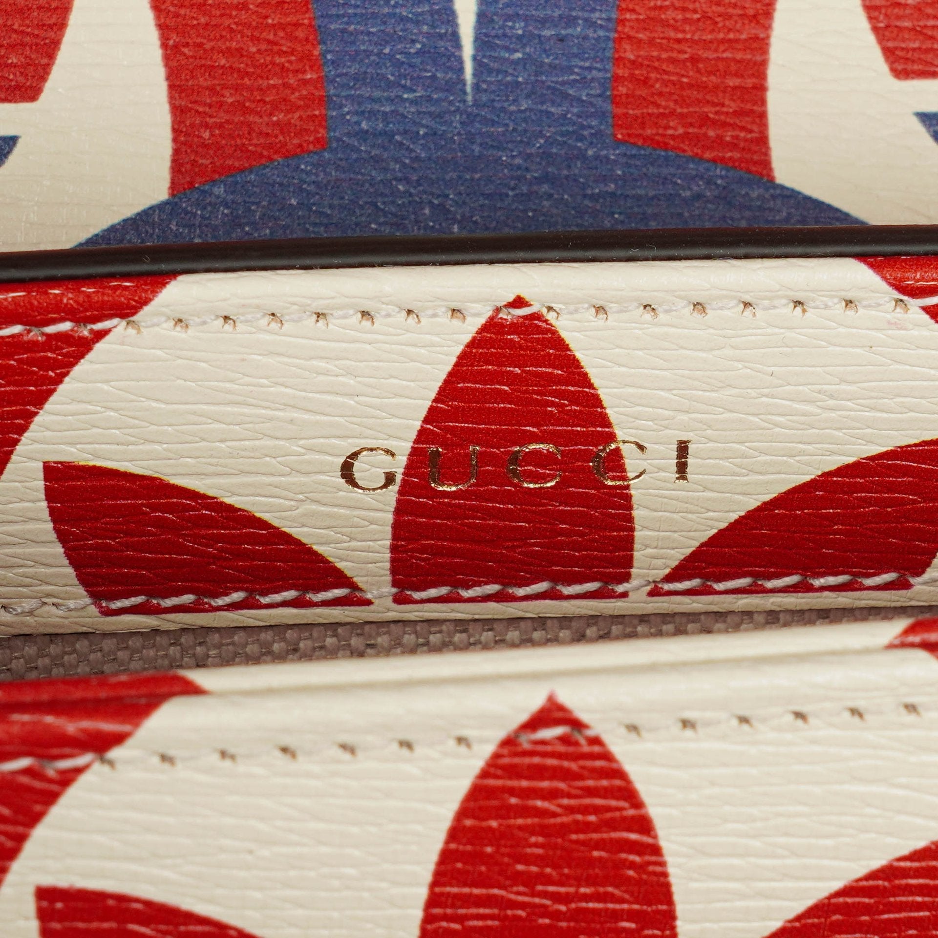 Gucci x adidas Shanghai Small Horsebit 1955 Schultertasche aus Kalbsleder mit Web, Trefoil und Interlocking G in Rot, Weiß und Blau