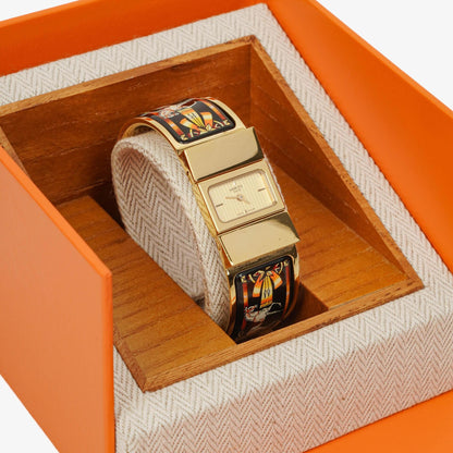 Hermès Loquet L01.201 Armreif-Quarzuhr aus schwarzer Reitsport-Emaille und vergoldetem Metall