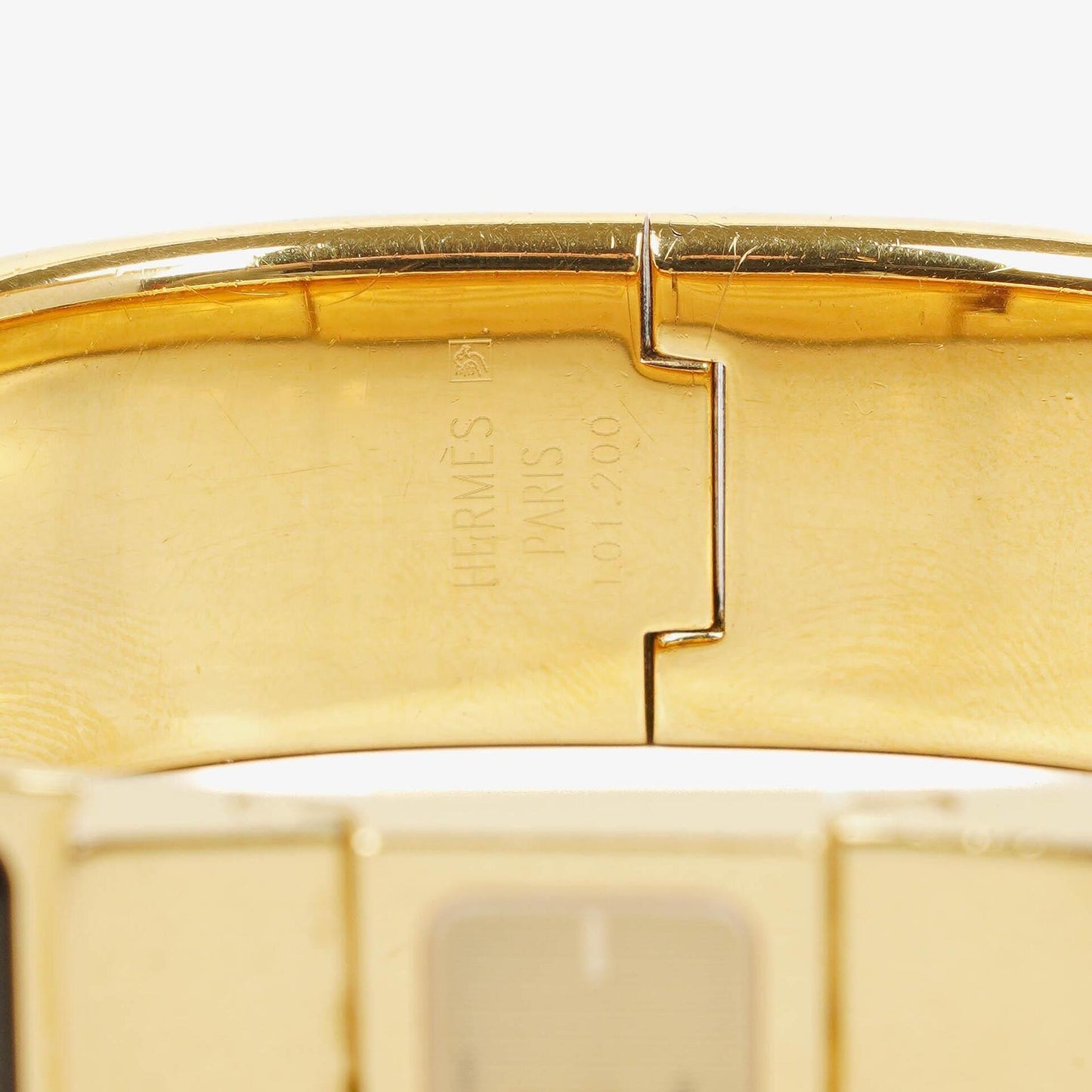 Hermès Loquet L01.201 Armreif-Quarzuhr aus schwarzem Reitsport-Emaille und vergoldetem Metall