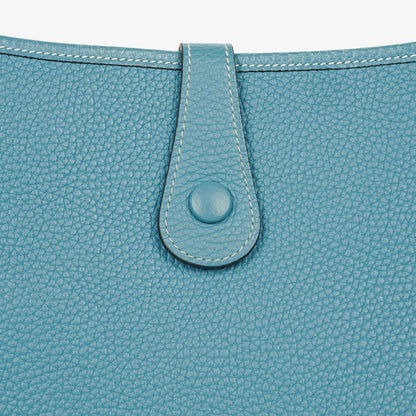Hermès Evelyne I 32 Schultertasche aus Taurillon Clemence in Neu Bleu Jean