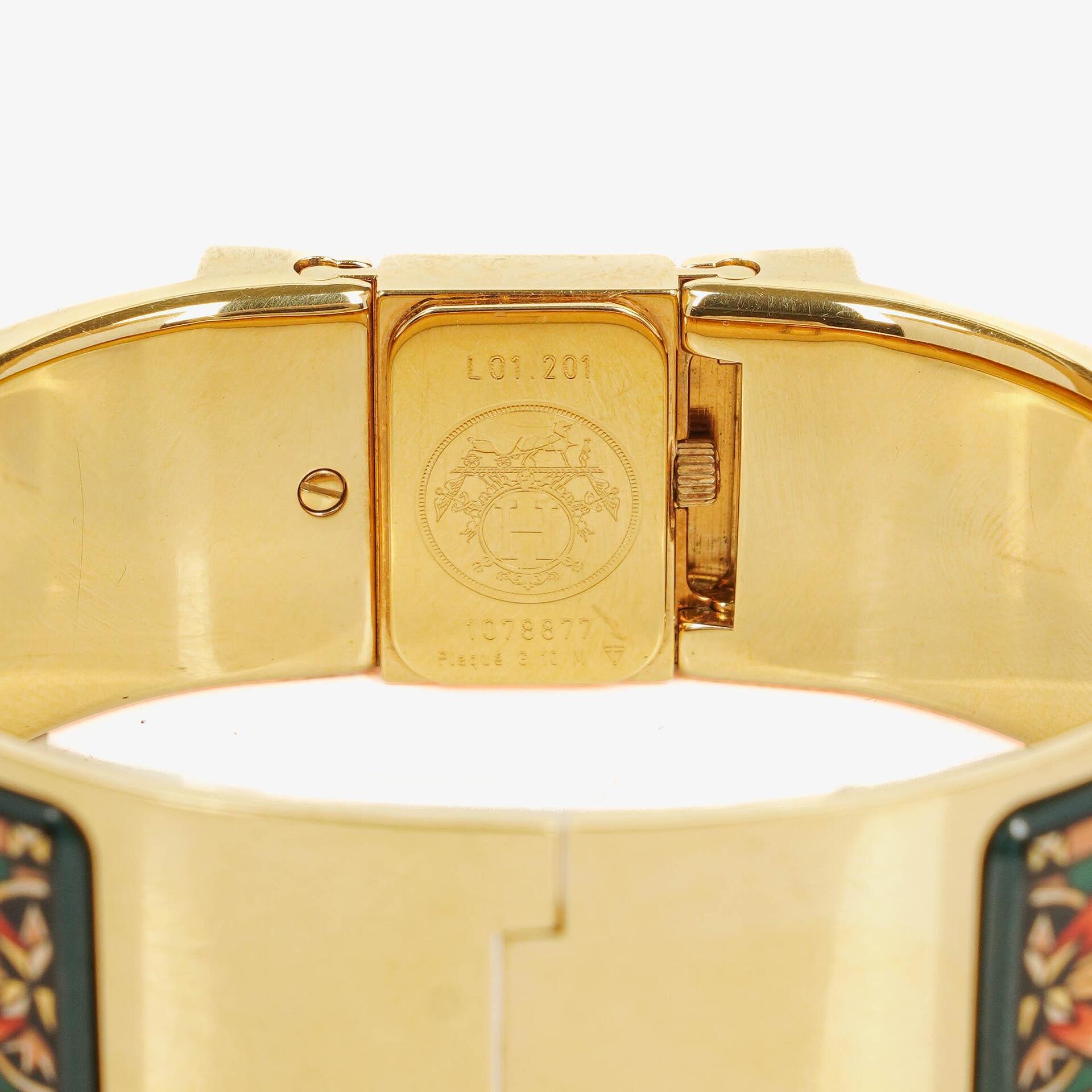 Hermès Loquet Armreif-Quarzuhr L01.100 mit grünem Equestrian Emaille und vergoldetem Finish