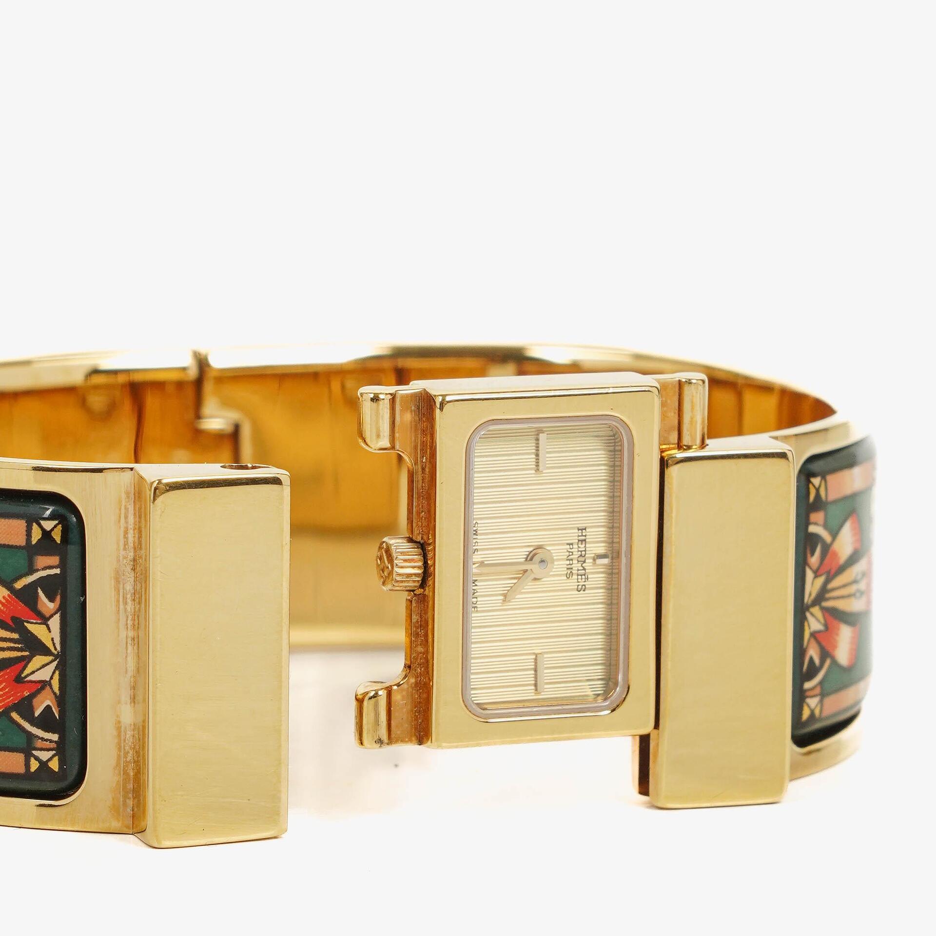 Hermès Loquet Armreif-Quarzuhr L01.100 mit grünem Equestrian Emaille und vergoldetem Finish