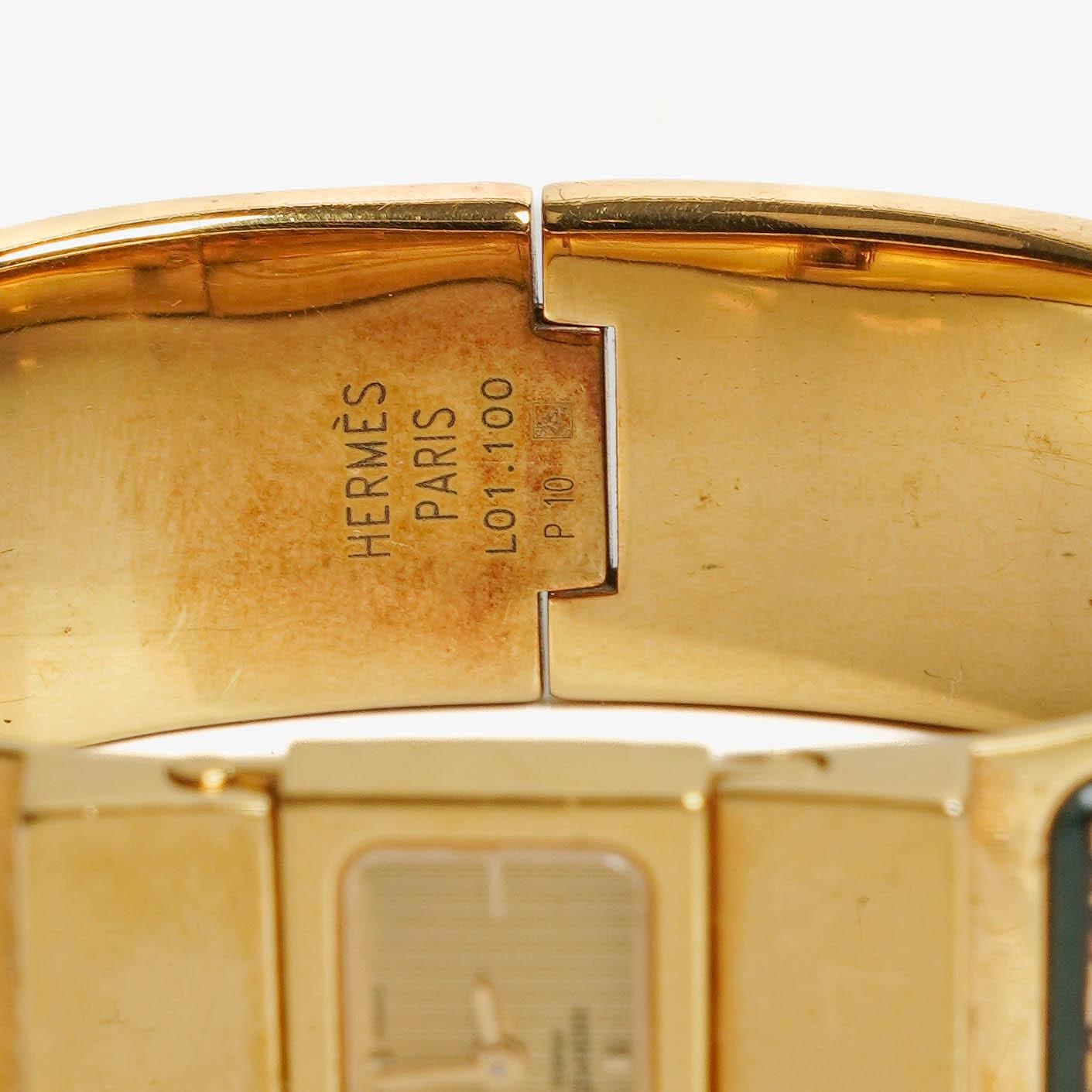 Hermès Loquet L01.100 Armreif-Quarzuhr mit grünem Equestrian-Emaille und Vergoldung