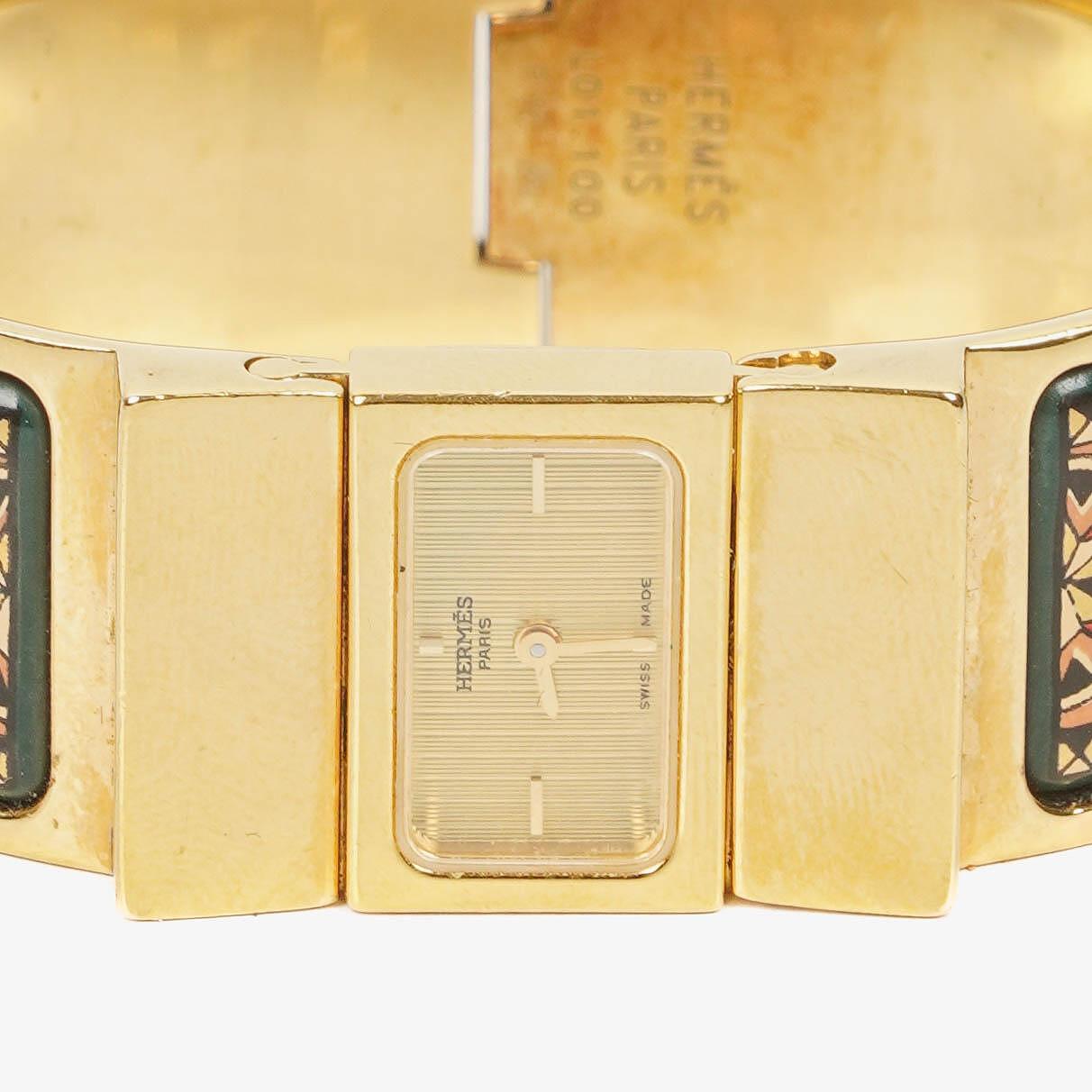 Hermès Loquet L01.100 Armreif-Quarzuhr mit grünem Equestrian-Emaille und Vergoldung