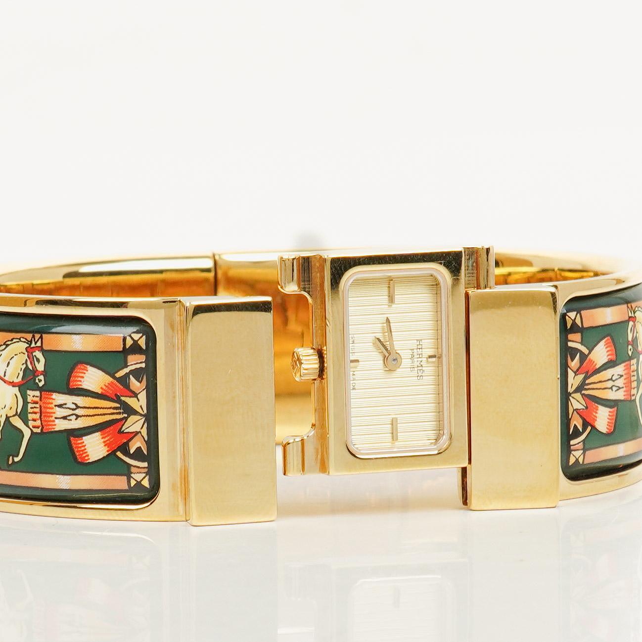 Hermès Loquet L01.201 Armreif-Quarzuhr mit grünem Reitsport-Emaille und Vergoldung
