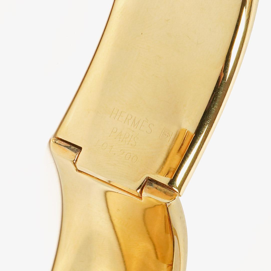 Hermès Loquet L01.201 Armreif-Quarzuhr mit grünem Reitsport-Emaille und Vergoldung